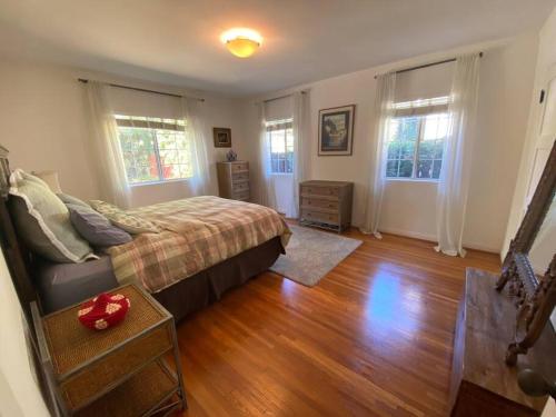 1 dormitorio con 1 cama y 1 sofá en una habitación en Charming Duplex with private backyard en Los Ángeles