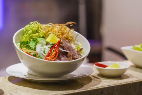een kom eten zittend op een tafel bij Roseland Corp Hotel in Ho Chi Minh-stad