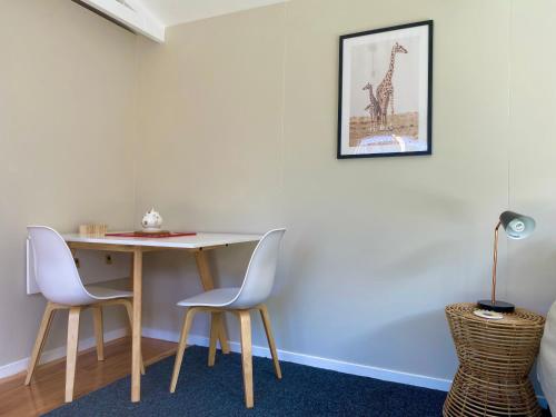Φωτογραφία από το άλμπουμ του Beach Break Cabin - short walk to beach and cafes σε Waihi Beach