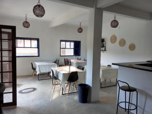 eine Küche und ein Esszimmer mit Tisch und Stühlen in der Unterkunft Repouso Clave de Sol in Paraty