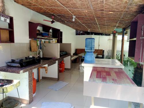 una cocina con un mostrador con un objeto azul. en Okoy Guest House, en Bantayan Island