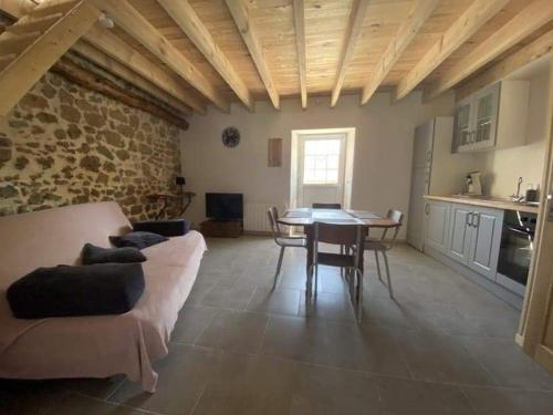 un grand salon avec un canapé et une table dans l'établissement parade nuptiale, à Offrethun