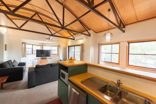 Kuchyň nebo kuchyňský kout v ubytování Kingfisher Bay Resort