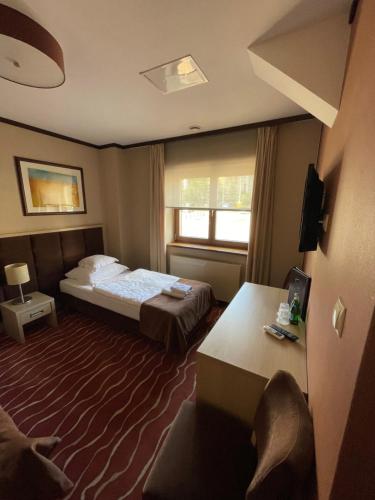 Ένα ή περισσότερα κρεβάτια σε δωμάτιο στο Hotel Skarbek
