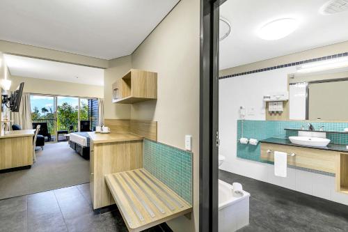 Kuchyň nebo kuchyňský kout v ubytování Kingfisher Bay Resort