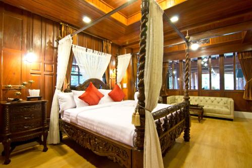 Un pat sau paturi într-o cameră la Bueng Bua Thong Resort