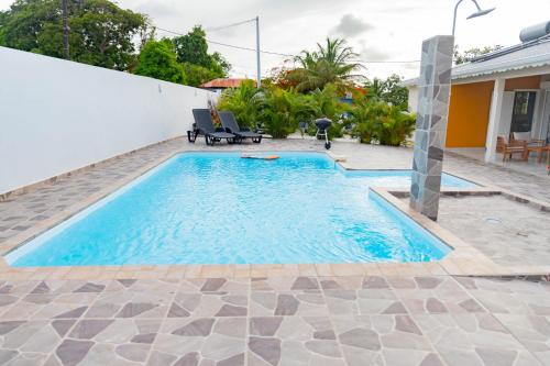 - une piscine dans l'arrière-cour d'une maison dans l'établissement Les paisibles villas C & G, à Richeplaine