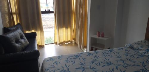 uma sala de estar com uma cama e uma janela em Maravilhoso FLAT 201 próximo Shopping Partage em Campina Grande