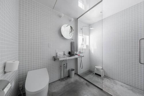 Ένα μπάνιο στο 6ty6 Vacation Home