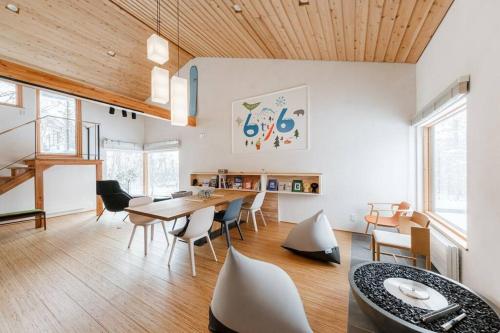 ein Esszimmer mit einem Tisch und Stühlen in der Unterkunft 6ty6 Vacation Home in Niseko