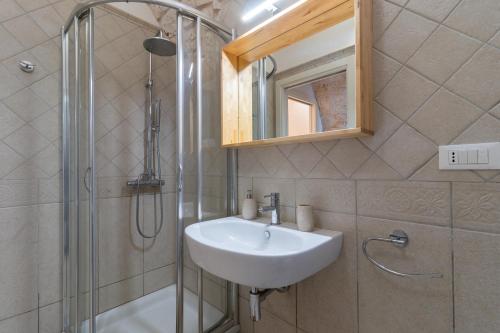 een badkamer met wastafel en douche bij Casa Maestra in Ceglie Messapica