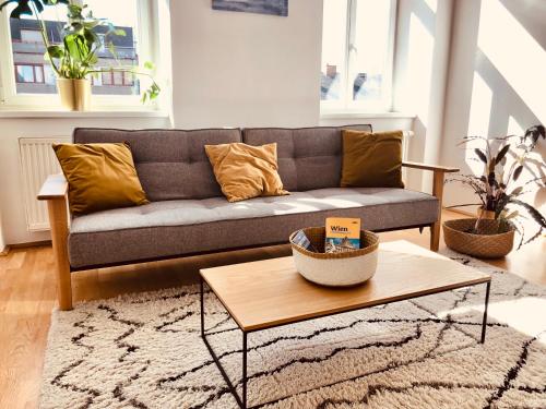 a living room with a couch and a coffee table at Helle 4 Zimmer Familien-Wohnung mit Balkon! Schloss Schönbrunn in Gehdistanz in Vienna