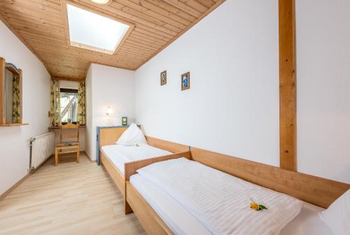 ザールフェルデン・アム・シュタイナーネン・メアーにあるHinterburghofのベッドルーム1室(ベッド2台、天窓付)