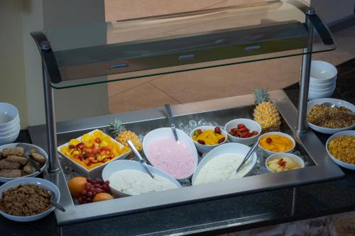 Gooderson Monks Cowl Golf Resort في Champagne Valley: بوفيه طعام مع أطباق من الفاكهة والمكسرات