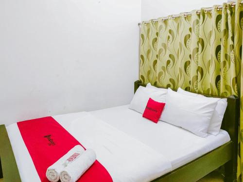 A bed or beds in a room at RedDoorz Syariah at Jemursari Surabaya
