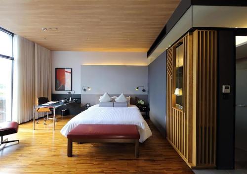 Un pat sau paturi într-o cameră la Midori Clark Hotel and Casino