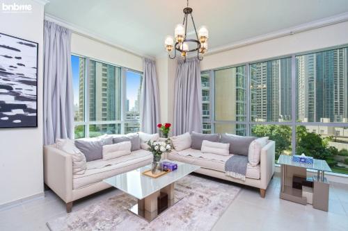 Posezení v ubytování bnbme - Luxury 2BR Near Burj Khalifa Apt Balcony Pool Gym Concierge Near Dubai Mall