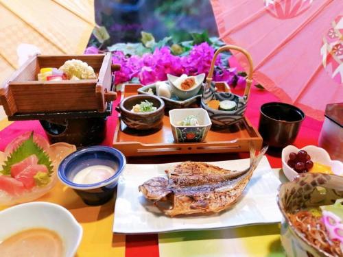 a table with a tray of food and a basket of food at KOUBOUNOYU IKONASOU in Shizuoka