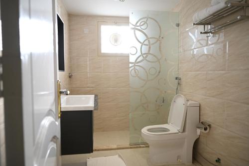 a bathroom with a toilet and a sink at فندق جاردن فيو in Tabuk