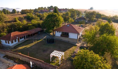 an aerial view of a house with a yard at Бор и Шишарка in Varzilkovtsi