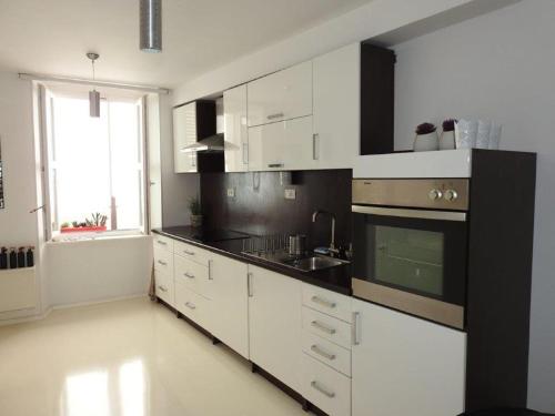 Kuchyň nebo kuchyňský kout v ubytování Apartment Via Liberta