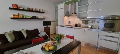 ein Wohnzimmer mit einem Sofa und einem Tisch mit einer Obstschale in der Unterkunft Rebel House Alba in Alba