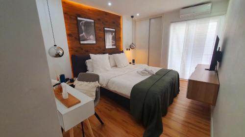 Un pat sau paturi într-o cameră la Appart Dolce Vita à Praia