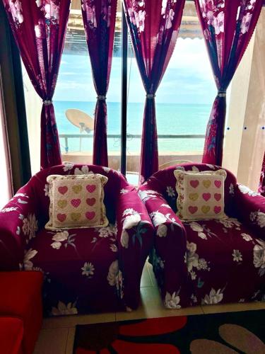 un salon avec un canapé et une grande fenêtre dans l'établissement PD VIP SEAVIEW w Wifi n Smart TV, à Port Dickson