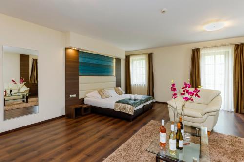 Кровать или кровати в номере Hotel Villa Völgy Wellness & Konferencia