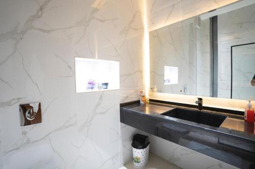 a bathroom with a sink and a mirror at مزرعة وفيلا الريان وادي رم in Ruʼaysat al Khālidī