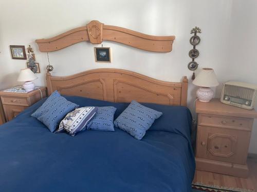 Bella Stubai في فولبميس: غرفة نوم بسرير ازرق مع وسادتين ازرق
