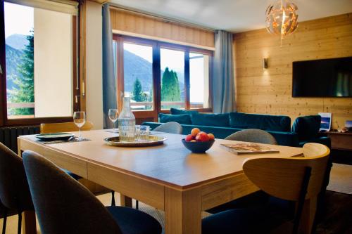 une salle à manger avec une table avec un bol de fruits dessus dans l'établissement Cocon la Plagne, à Morzine