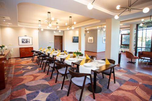 a conference room with a long table and chairs at Hotel Styl 70 in Pszczyna