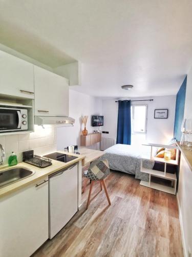 - une cuisine et une chambre avec un lit dans une pièce dans l'établissement La Studieuse - Hyper centre ville, à Noisy-le-Grand