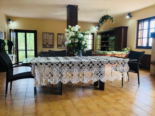 uma mesa de jantar com uma toalha de mesa de renda branca em Villa Ro em Porto Columbu - Perdʼe Sali