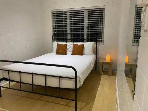 un letto con due cuscini sopra in una stanza di Withanee a Picnic Bay