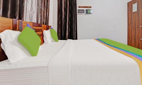 Postel nebo postele na pokoji v ubytování Treebo Alaka Rester Homestay