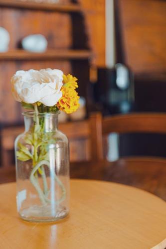 a glass vase with flowers in it on a table at Agriturismo Montevecchio Isolani in Monte San Pietro