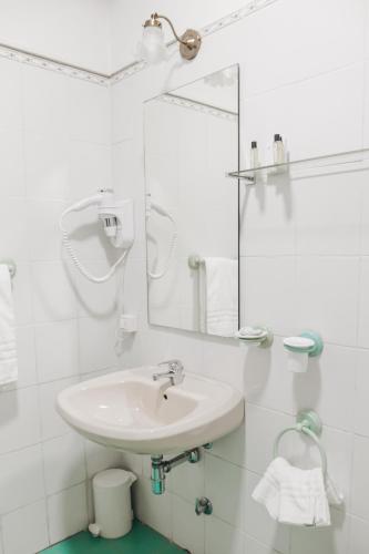 a bathroom with a sink and a mirror at Agriturismo Montevecchio Isolani in Monte San Pietro