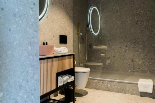 a bathroom with a shower and a toilet and a sink at Bob W Peterhof in Freising