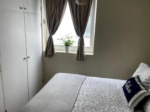 a bedroom with a bed and a window at Bright & modern 1-bed flat in the heart of Fulham in London