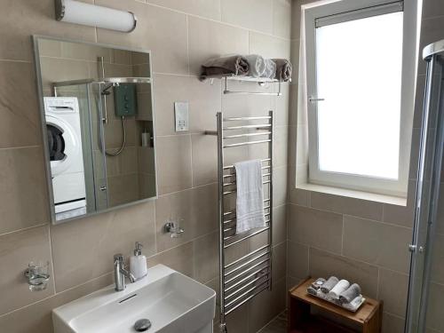 a bathroom with a sink and a mirror at Bright & modern 1-bed flat in the heart of Fulham in London