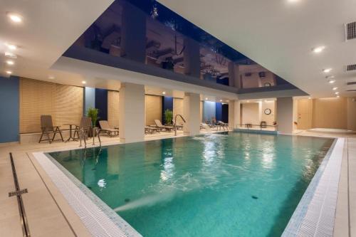 グダニスクにあるDowntown Apartments Riverside Nowa Motława SPA, Pool, Gym & Parkingのホテル内の大きなスイミングプール