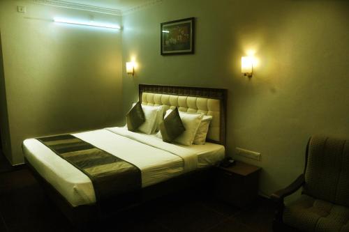 Habitación de hotel con 1 cama con 2 almohadas en BROAD BEAN Chakkarakkal en Chakkarakkal