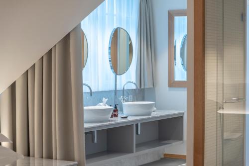 Un baño de CASPAR Swiss Quality Hotel
