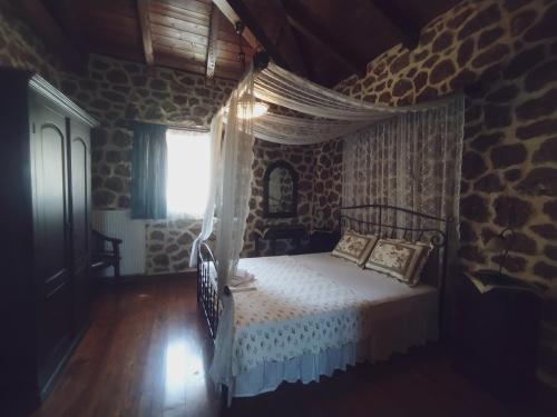 Een bed of bedden in een kamer bij Filiadra Mountain Suites