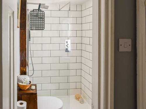 La salle de bains est pourvue de toilettes blanches et d'un lavabo. dans l'établissement Wellesley Retreat, à Hastings