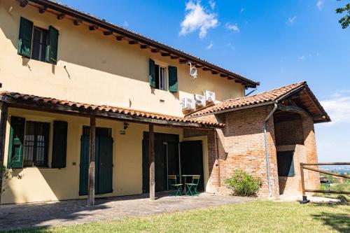 a large house with a brick at Agriturismo Montevecchio Isolani in Monte San Pietro