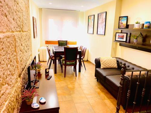 een woonkamer met een bank en een tafel bij Vivienda turística Porta do Sol in Baiona