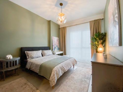 En eller flere senge i et værelse på Dar Vacation - Blue Spacious Luxury Apartment